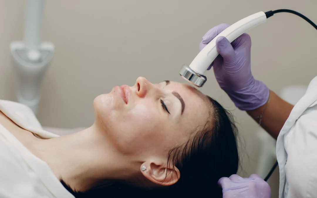 Errores comunes al combinar cosméticos con aparatología (y cómo evitarlos)