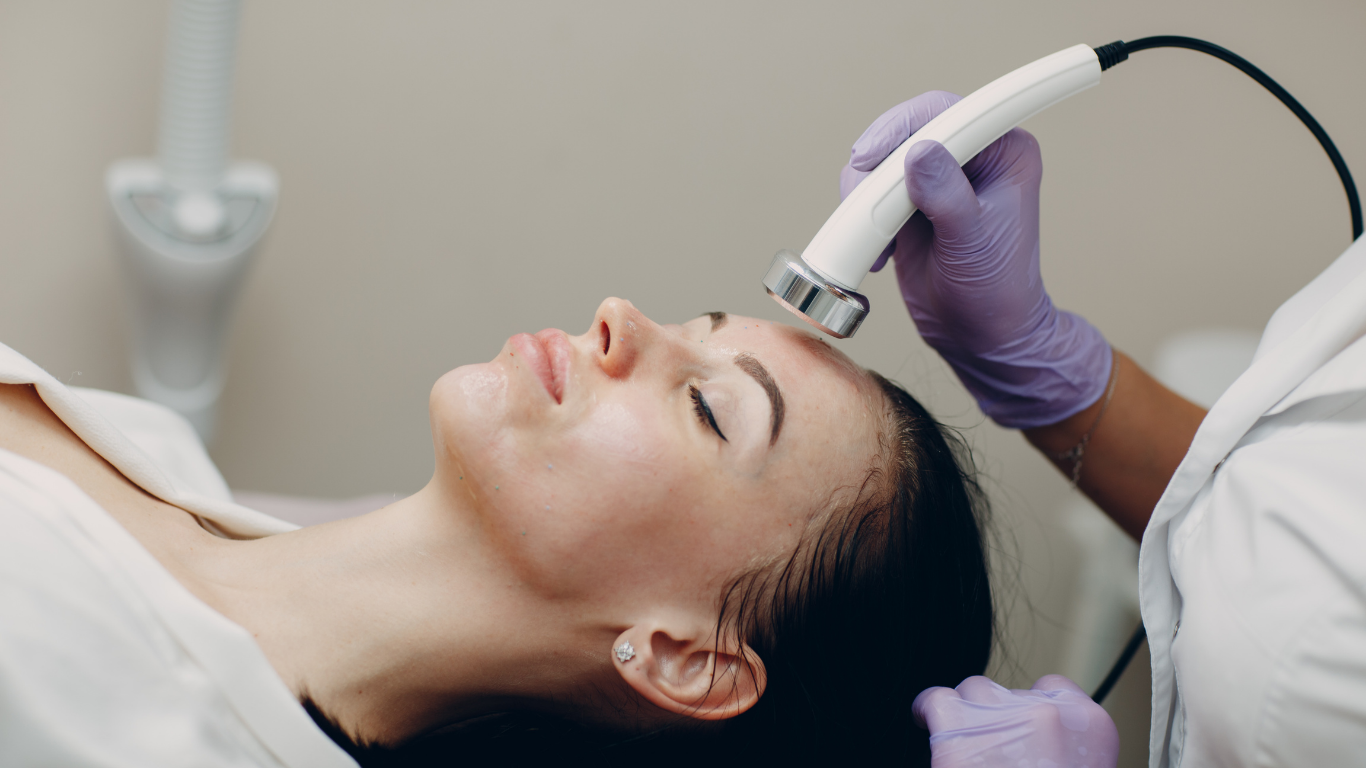 Errores comunes al combinar cosméticos con aparatología (y cómo evitarlos)
